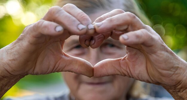 Oma maakt een hart met haar handen Selectieve focus