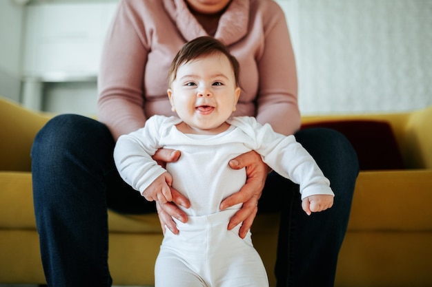 Oma met haar schattige kleindochter baby lacht pratend spelen gelukkig ontspannen oudere volwassen oma...