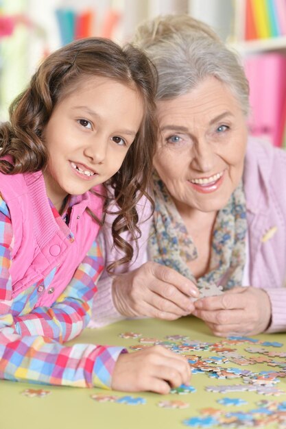 Oma met kleine kleindochter puzzel verzamelen