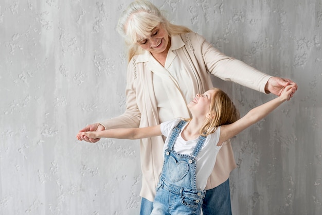 Oma met meisje op zoek naar elkaar