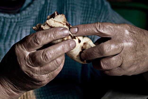 Oma's handen met een pannenkoek