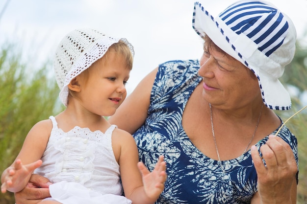 Oma speelt buiten met kleindochter