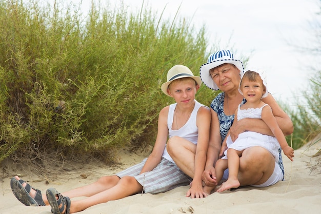 Oma speelt met haar kleinkinderen in de natuur