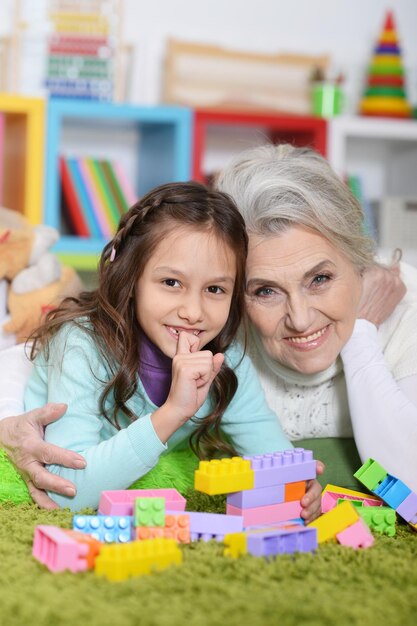 Oma speelt met kleindochter