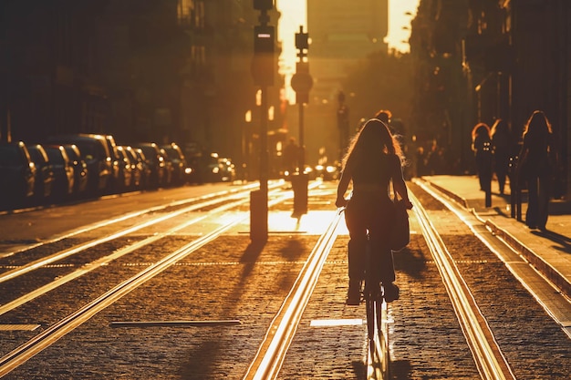 Oman in bicicletta durante il tramonto nella città di bordeaux in stile vintage