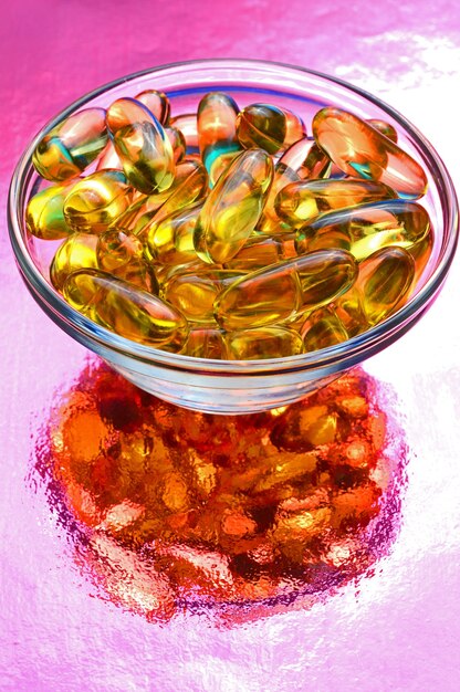 Omega-3-capsule. in een glazen kom