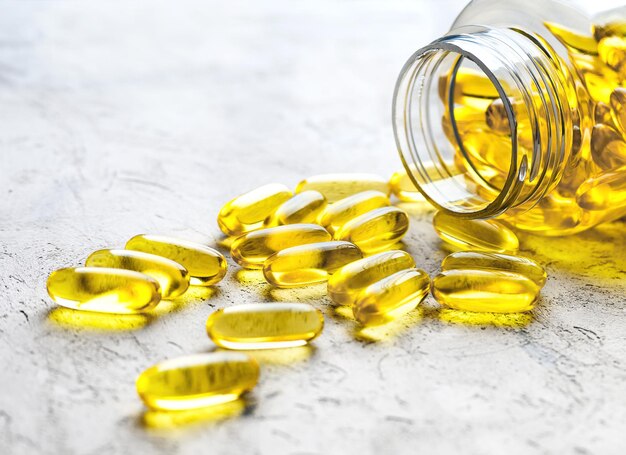 Foto omega-3-capsules verspreid uit een doorzichtige plastic medicijnfles