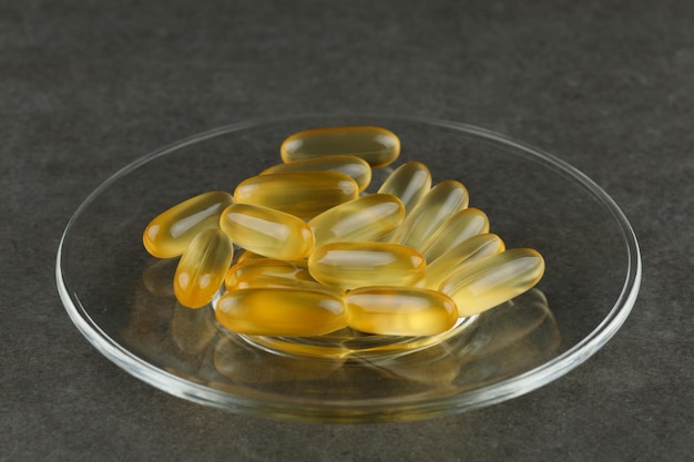 Omega 3 gelatinecapsules close-up op een glasplaat