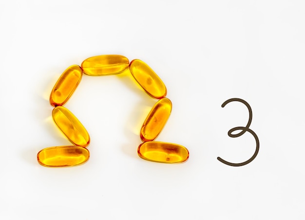 Foto omega-3 vetzuursymbool, etherische oliën, zachte gels op witte achtergrond