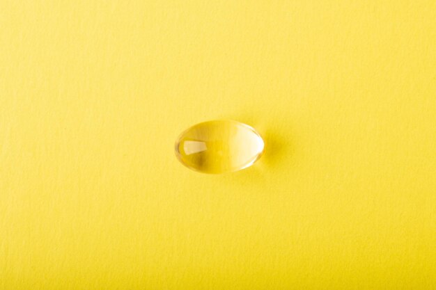 Omega 3 visolie enkel close-up Supplement zachte capsule geïsoleerd op gele achtergrond Kabeljauwleverolie close-up Vitaminen in zachte capsules Gezondheidszorgconcept Kopieer ruimte banner Hoogwaardige foto