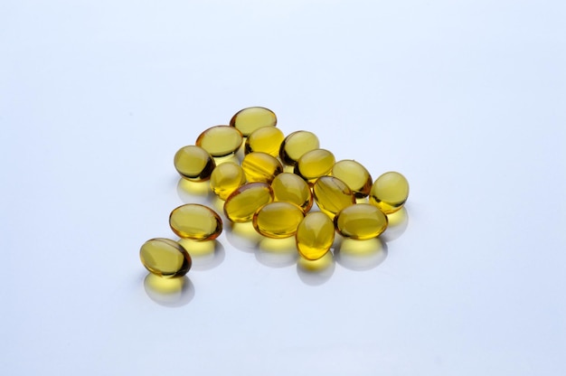 Omega 3 Visolie Supplement Capsules op een witte achtergrond.