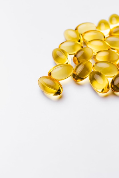 Omega 3 visoliecapsules die op witte achtergrond worden geïsoleerd