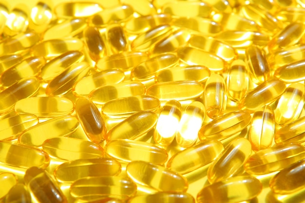 Omega capsules close-up vis vet achtergrond