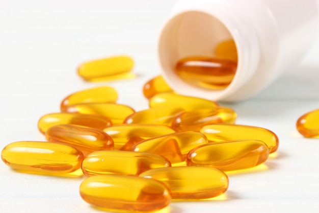 Omega capsules op een gekleurde achtergrond visolie gezonde supplementen