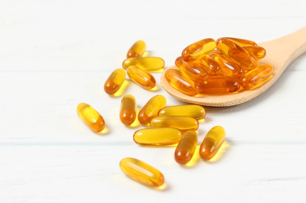 Omega capsules op een gekleurde achtergrond visolie gezonde supplementen