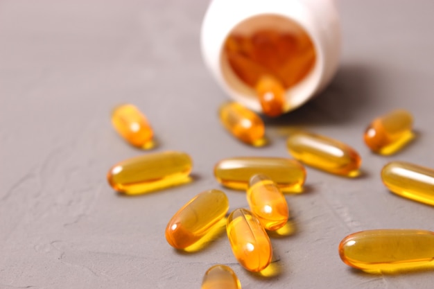 Omega capsules op een gekleurde achtergrond visolie gezonde supplementen