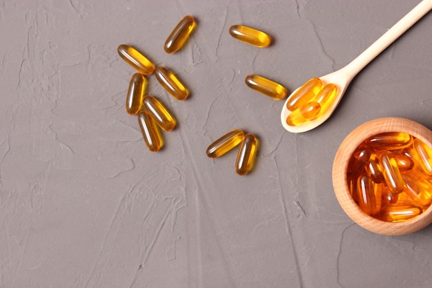 Omega capsules op een gekleurde achtergrond visolie gezonde supplementen