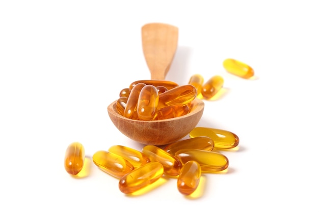 Omega capsules op een witte achtergrond visolie gezonde supplementen