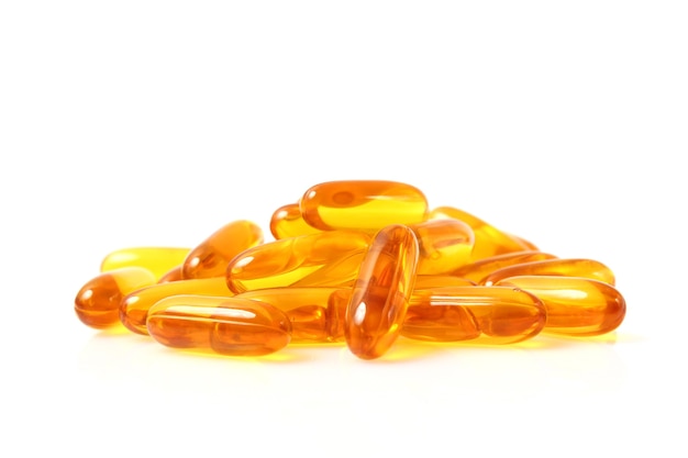 Omega capsules op een witte achtergrond visolie gezonde supplementen