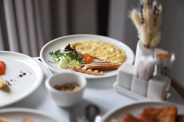 Omelet als ontbijt in een hotelkamer