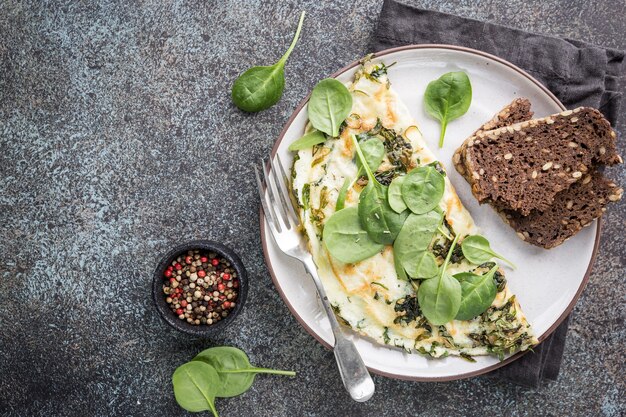 Omelet gevuld met spinazie en kaas