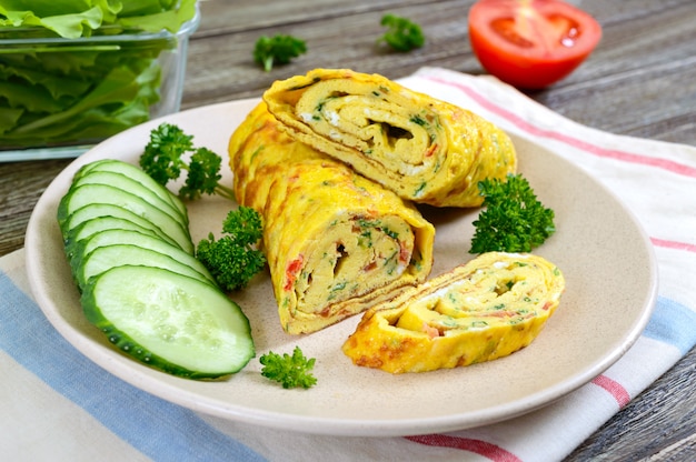 Omelet, loempia met groenten en kruiden op een houten tafel. Heerlijk gezond ontbijt.