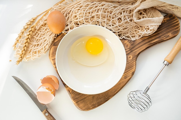 Omelet maakproces ingrediënten eieren en melk op tafel