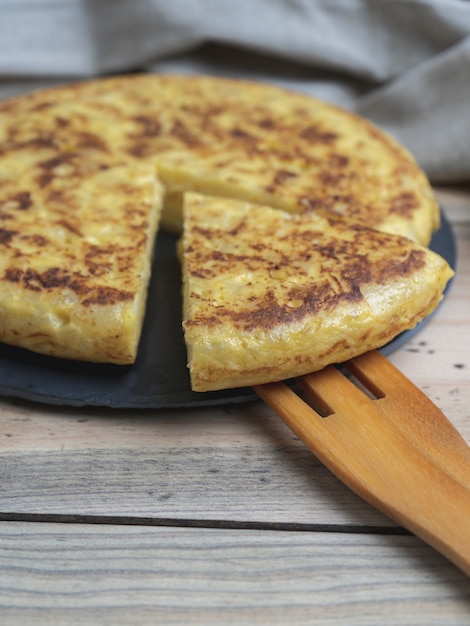 Omelet met aardappel en ui