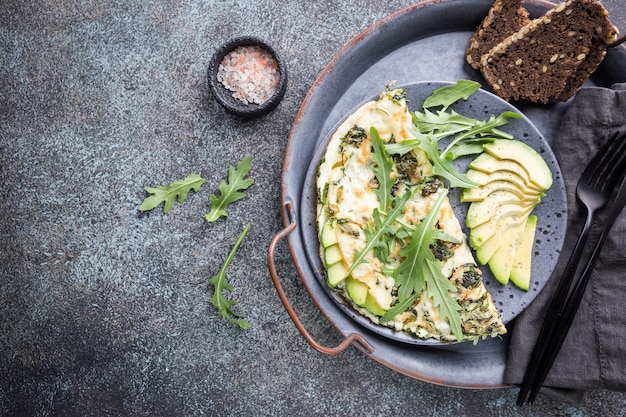 Omelet met avocado en rucola