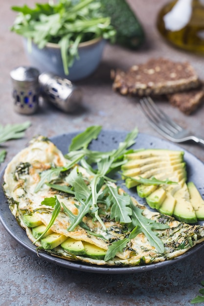 Omelet met avocado en rucola