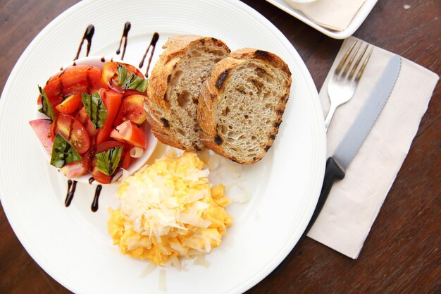 Omelet met brood en tomatensalade