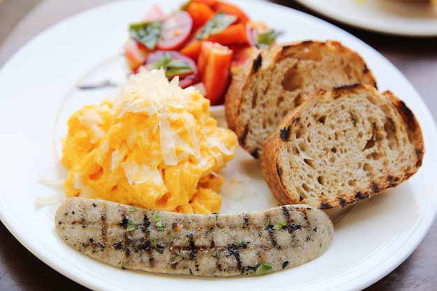 Omelet met brood en tomatensalade