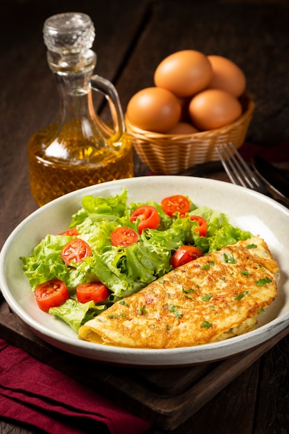 Omelet met kaas en sla en tomatensalade