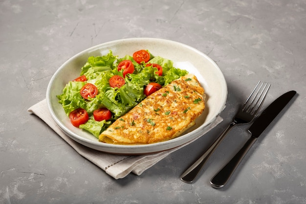 Omelet met kaas en sla en tomatensalade