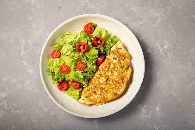 Omelet met kaas en sla en tomatensalade