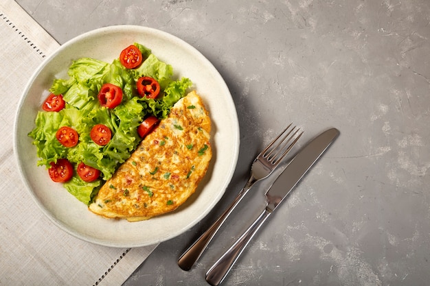 Omelet met kaas en sla en tomatensalade