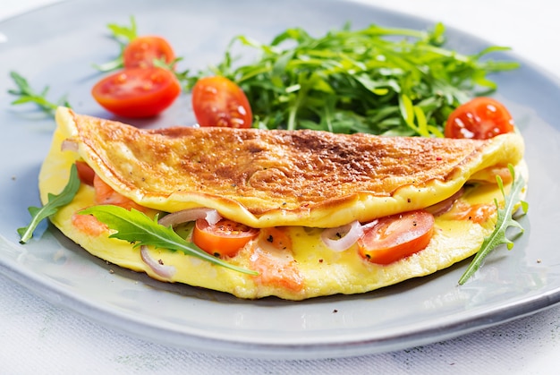 Omelet met kaas, tomaten en avocado op lichttafel