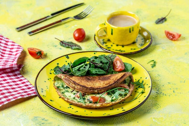 Omelet met kaastomaten op een geel bord op een gele achtergrond Keto ketogeen ontbijt lunch Eten recept achtergrond Close up