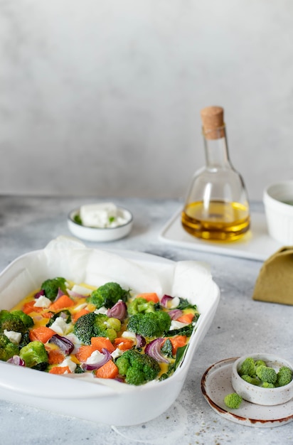 Omelet met pompoen, broccoli en feta op een witte schotel