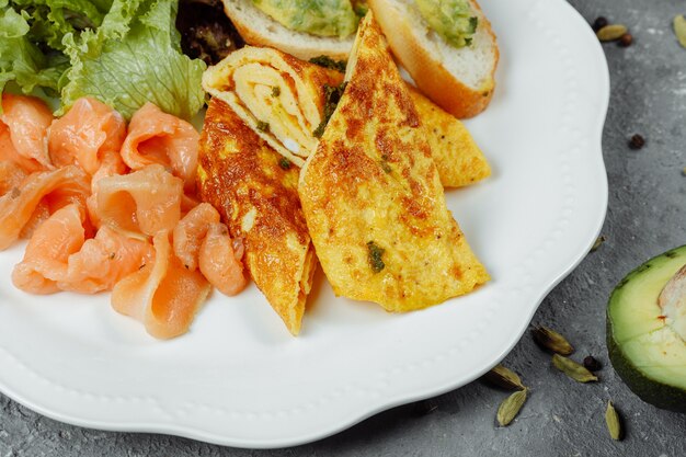 Omelet met rode vis en groenten, mooie portie.