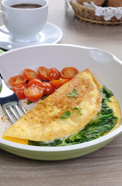 Omelet met spinaziekaas en geroosterde tomaten