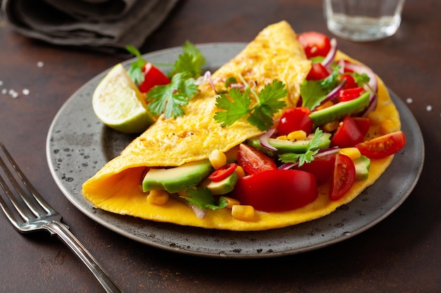 Omelet met tomaat, avocado, ui, chili en suikermaïs, gezond keto-dieet, koolhydraatarm ontbijt