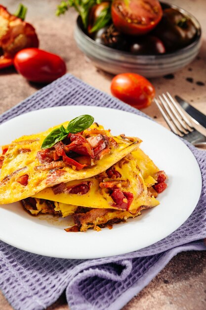 Omelet met tomaten als ontbijt