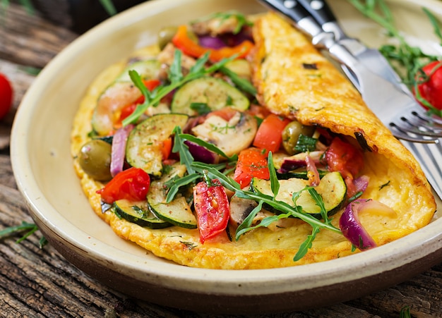 Omelet met tomaten, courgette en champignons. omelet ontbijt. gezond eten.