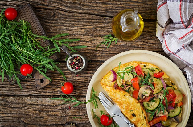 Omelet met tomaten, courgette en champignons.