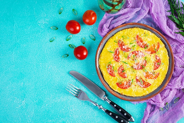 Omelet met tomaten kruiden en geraspte kaas Makkelijk ontbijt