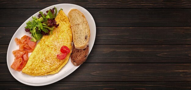 Omelet met zalmsla en toast op een wit bordontbijt