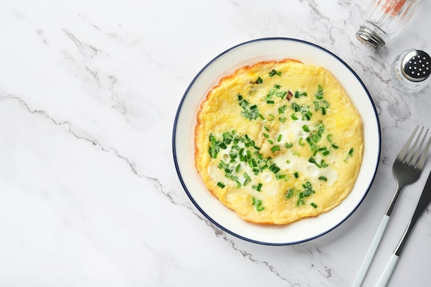 Omelet of frittatas met groene uien of jong groen en mozzarella op witte marmeren tafel achtergrond gezonde voeding concept ontbijt kopie ruimte bovenaanzicht mock up