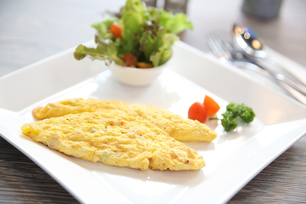 Omelet op hout achtergrond