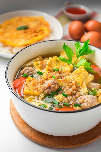 Foto zuppa di frittata - piatto tailandese a base di uova